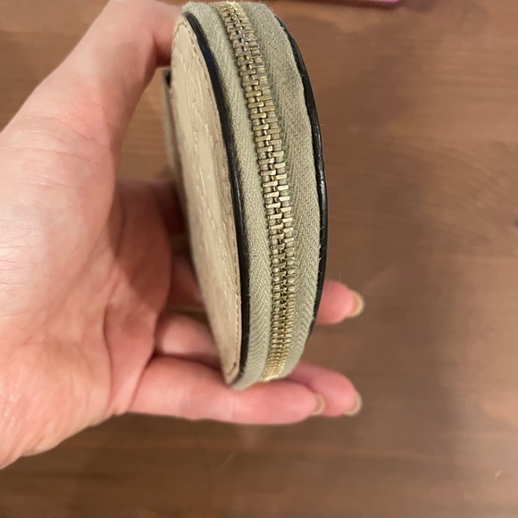 Gucci White Heart-Shaped Leather Coin Purse - Picture 4 of 8